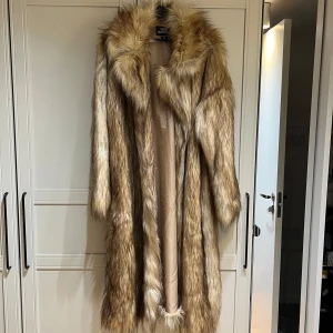 Pälsjacka - Säljer min mysiga fuskpälsjacka från Urban Outfitters. Den är endast använd en gång och i mycket gott skick.  Nypris: 139 € (cirka 1 500 kr) Material: 77 % akryl, 23 % polyester
