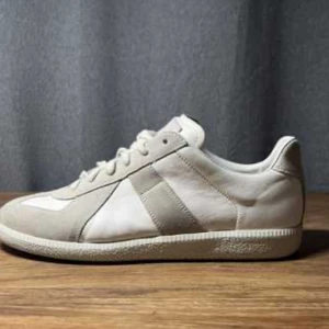 Vita maison margela  - Snygga maison margela gats. Använda endast när jagg provade dom och säljer då det var fel storlek. 💯