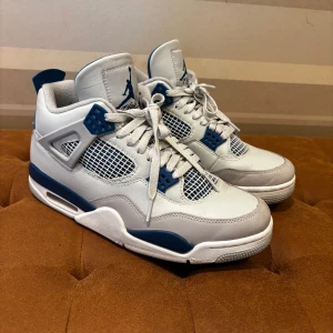 Air Jordan 4 ”military blue” - Använt dem under sommaren ett fåtal gånger. Finns både köpbevis och original skokartong kvar.
