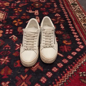 Vita Antony Morato skor - Hej! Säljer nu mina Antony Morato skor för att jag inte använder de längre. De är i helt okej skick men ska fixa de och tvätta de innan jag skickar de. Pris kan diskuteras vid snabb affär. Hör gärna av dig!