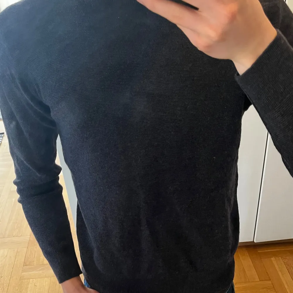 Säljer en stilren mörkgrå tröja från Sand Copenhagen i 100% merinoull. Tröjan har en klassisk design med rund hals och långa ärmar, perfekt för kyligare dagar. Ett måste för garderoben! 🖤den är i mycket gott skick och innehar samma fantastiska kvalitet som alla varor från Sand. Hör gärna av vid frågor, funderingar eller prisförslag:). Neuletakit & Villapaidat.