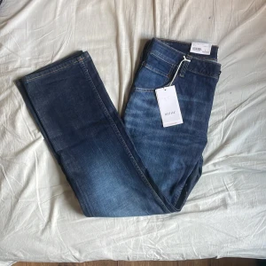 Blå jeans - Snygga blå jeans från Mustang med en klassisk straight passform || Aldrig använda så lapparna sitter kvar. || Passform: Straight leg