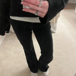 Svarta jeans - Snygga svarta low waist jeans från Young Gina i storlek 158. Är väldigt bra skick. 