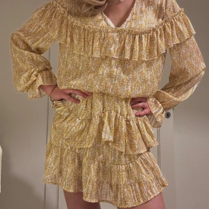 Set - Så sjutk fint set från Loavies med kjol och blus💛 använt en gång, storlek M i blusen och S i kjolen