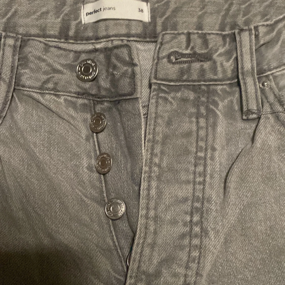 Grå jeans från Ginatricot - 3