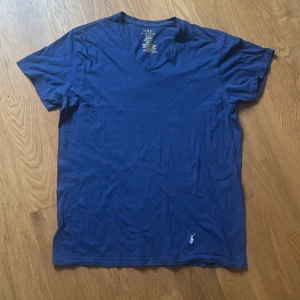 Blå t-shirt från Polo Ralph Lauren - En blå Ralph lauren T-shirt 9/10 i kvalitet✨✨ Har använt den själv och de är en fin sommar tröja! ☀️✨