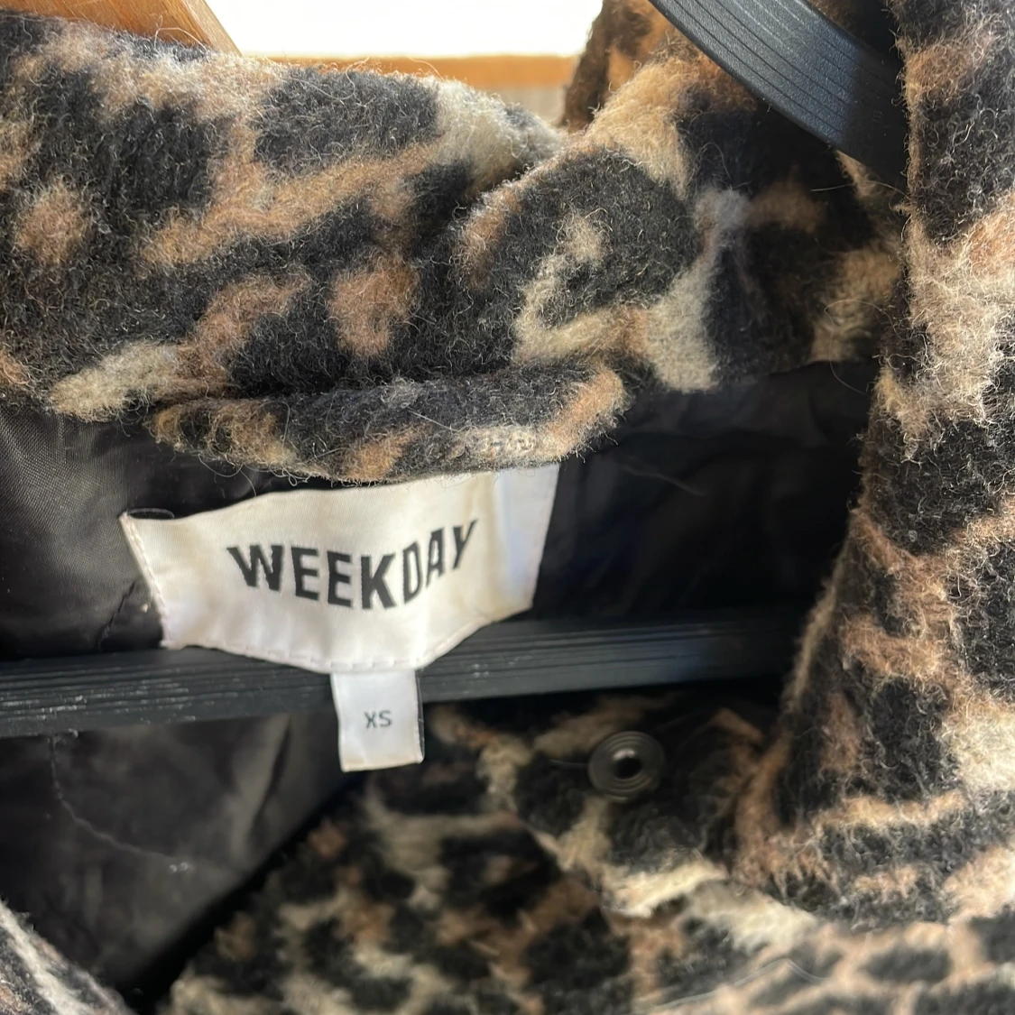 Leopardmönstrad jacka från Weekday.  - 2