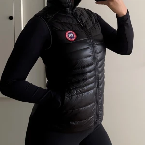 Svart Väst från Canada Goose - Säljer en stilren svart dunväst från Canada Goose, endast provad men ingen prislapp kvar
