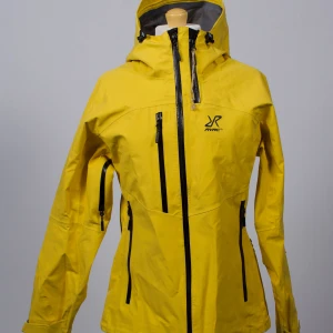 Gul jacka - RevolutionRace friluftsjacka i storlek L Oanvänd! Damjacka med recco reflector på armen  🔹 Färg: Gul 🔹 Storlek: Large 🔹 Skick: Oanvänd 🔹 Rek. nypris: 1 699 kr – Vi säljer för 500! 💚 Om oss: Reclaims UF samarbetar med kända varumärken för att rädda kläder från att slängas. Vi fixar till dem och ger dem en ny chans – hållbart, snyggt och prisvärt! 📦 Frakt: Skickas med PostNord/Schenker inom 1–3 dagar