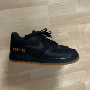 Svarta Nike Air Force med Gore-Tex - Säljer ett par svarta Nike Air Force med Gore-Tex material som passar perfekt till vintern när det är blött ute