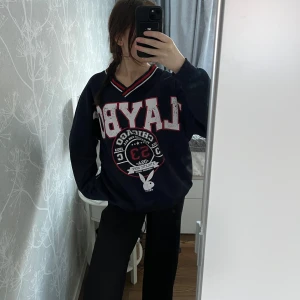 Playboy sweatshirt - Säljer denna snygga tröja från playboy x missguided. Oversized och v-ringad hals😊
