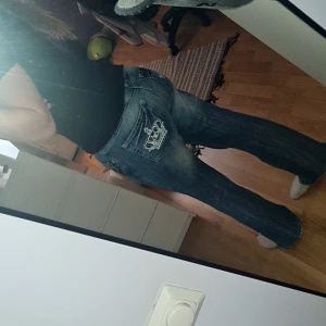 Lågmidjade bootcut jeans från Victoria Beckham  - Jag säljer dessa jättesnygga Victoria Beckham jeansen då de är lite stora på mig. Köpta från plick för 1000 kr. Midja rakt över: 41 cm. Ytterlängd: 99 cm.  Innerben: 77 cm. Gren: 22 cm. 💕En tidigare ägare kortade av dem men det är inget som syns utifrån. Obs svaga fläckar på framsida höger lår💝🥰