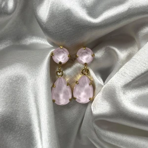 Caroline svedbom örhängen - Nästan helt nya carolin svedbom örhängen endast använd ett fåtal gånger. Säljer då jag inte använder dem längre. Nypris 899 kr