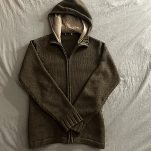 Mörkgrön cardigan kofta herr - En riktigt snygg cardigan kofta i mörkgrönt perfekt för våren. Hör av er vid frågor!