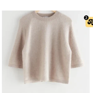 Beige tröja från & Other Stories - Säljer en stilren beige tröja från & Other Stories. Tröjan har trekvartsärm och en rund halsringning. Jättefin tröja i super bra skick! Priset kan diskuteras💓