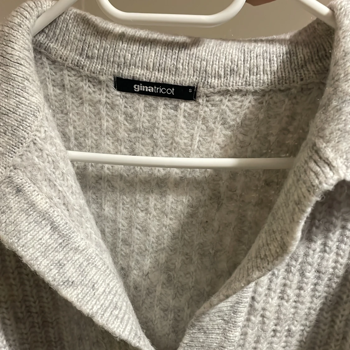 Grå stickad tröja från Gina Tricot - 2