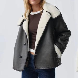 Svart och vit teddyjacka(reversibel)  - INTRESSEKOLL - en oanvänd svart och vit reversibel teddyjacka med knappar från Ginatricot. Oanvänd med prislapp 🌸