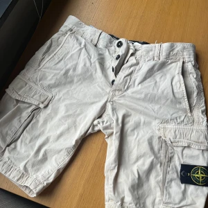 Beige cargo shorts från Stone Island -  beige cargo shorts från Stone Island. Köpta för 3000kr, använda 10tal gånger men bara tvättad en gång. Exklusiv vara och går ej enkelt att få tag på därav priset. 