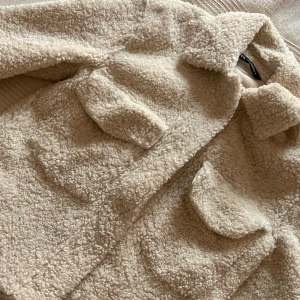 Beige teddyjacka med knappar - Mysig beige teddyjacka med knappar framtill och två stora fickor. Aldrig använd🧡