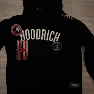 Hoodrich hoodie - Använder inte längre eftersom det inte är min stil. Nypris är ungefär 900kr. Den är jättebra skick, som ny!