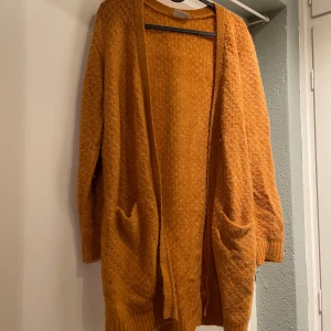 Orange stickad kofta - Säljer en mysig orange stickad kofta med långa ärmar. Storlek s. Fint skick!
