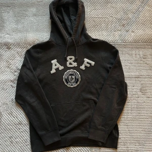 Abercrombie & Fitch hoodie - Säljer denna feta hoodie från A&F, Storlek M. Hoodien har inga defekter och är i superfint skick. Om du är osäker på passform eller vill ha mer bilder, tveka då inte på att höra av dig🌟