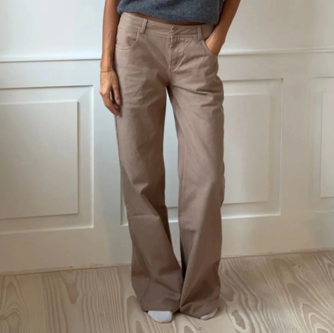 Beige byxor med vida ben