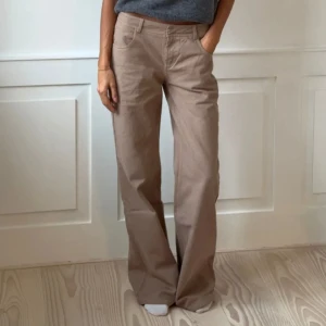 Beige byxor med vida ben - Super snygga ljusbruna jeans från design by si, aldrig använda