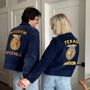 Vintage FFA jacka - Säljer en mörkblå jacka med broderade detaljer på ryggen. Jackan har en dragkedja framtill och är långärmad. Perfekt för dig som vill ha en unik stil med en touch av retro. Det är en Vintage FFA jacka. Storlek M, passar folk 177-185 skulle jag säga. Croppad fit och lite bredare, boxy. Priset är förhandlingsbart vid snabb affär. DM för fler frågor eller funderingar 