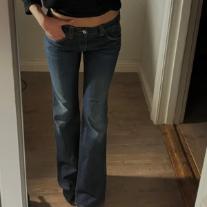 Lågmidjade bootcut jeans - Säljer ett par ursnygga bootcut jeans ifrån Tommy Hilfiger!💕Dom är i helt nytt skick och har aldrig ens gått ut med dom! Köptes i Spanien för 1300kr. Säljer så jag känner att de tyvärr är lite för långa på mig. Innerbenslängden:ca 80cm och midjemått: ca 38 cm💕