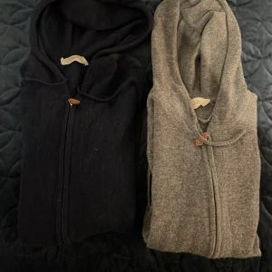 Svart och grå hoodie från Sayless - Två hoodies från Sayless i svart och grått. Båda har dragkedja och huva, perfekta för en avslappnad stil. De är tillverkade i ett mjukt material som ger komfort och värme. 399 styck eller 699 för båda 2 