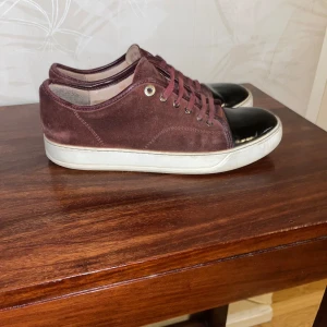 Vinröda lanvins  - Säljer mina snygga vinröda lanvins med glans på tåpen ganska bra skick. Har varit bara varit till användning i ca 3-4 månader och är redo för att sälja dem och letar efter en intresserad kund.