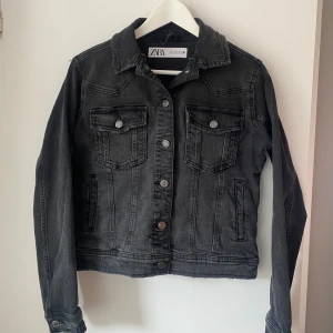 Jeansjacka - Säljer denna snygga jeansjackan med slitningar från Zara som tyvärr inte kommer till användning för mig längre. Sparsamt använd så i väldigt bra skick💗