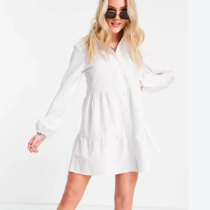 Vit skjortklänning från Stradivarius.  - Vit, luftig skjortklänning från Stradivarius. Aldrig använd men saknar prislapp.