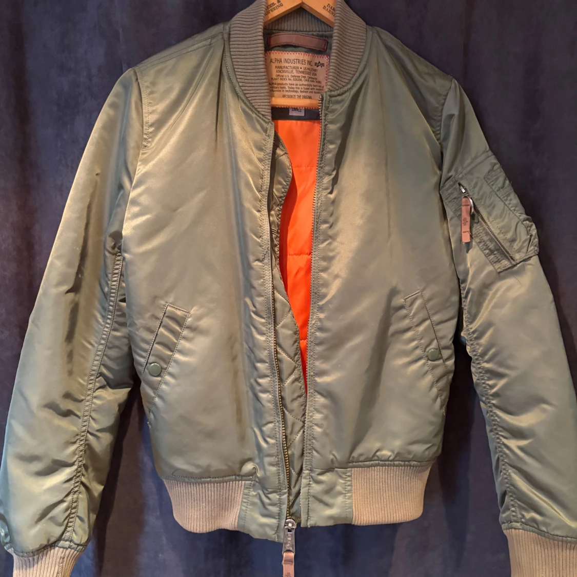 Grön bomberjacka med orange foder