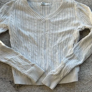 Vit stickad tröja från Hollister - Säljer en stilren vit stickad tröja från Hollister! Nypris: 400+