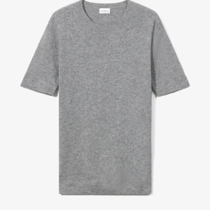 Grå kashmir t-shirt från John Henrik  - Snygg och mjuk grå t-shirt i kashmir från John Henric . Perfekt för en stilren look med korta ärmar och rund hals. Passar bra till både jeans och chinos. Aldrig använd, ny pris 1000kr mitt pris 500, hör av er ifall ni har några frågor 