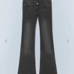 Svarta bootcut jeans - Snygga svarta bootcut jeans med låg midja och klassisk femficksdesign. Jeansen har en knapp och dragkedja framtill och är perfekta för en stilren look.