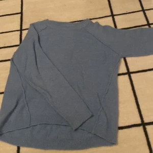 Stickad tröja - Ljusblå stickad tröja med utåt stickande sömmar. Lite nopprig på ärmarna men inget som syns.  Köparen betalar för frakt 💞