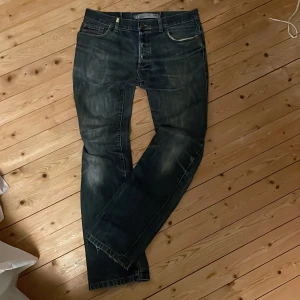 Mörkblå jeans  - Vintage jeans med slitningar kan ej se vilket märke det är men likt diesel jeans.                               100% cotton gjorda i Spanien 