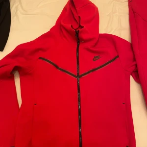 Röd Nike tech - Använt lite bra skick