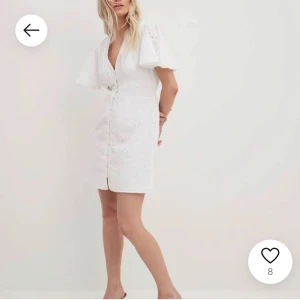 SÖKKERRR NAKD KLÄNNING - Söker denna jätte fina klänning i st 34-38 skriv om du har en och skicka gärna bild! Kan betala max 700kr❤️