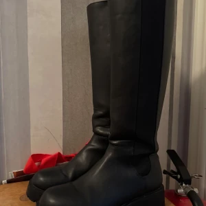 Svarta höga stövlar - Svarta boots. Köpa här på Plick, använd men i fint skick. 