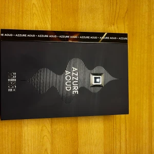 Azzoure Aoud French Avenue 100 ml - passionsfrukt djupt inne i en avlägsen skog av oud-träd. Den rika, komplexa doften av oud, med jordiga och rökiga elegans, blandas perfekt med den friska och sötman från passionsfrukten. Kombinationen skapar en fruktig och träig symfoni som fängslar och stannar kvar på huden långt efter att den första känslan av fräschör har lagt sig. Toppnoter: Passionsblomma, turkisk ros, saffran. Hjärtnoter: Agarwood, indonesisk patchouli, Basnoter: bärnsten, labdanum, vanilj, läder, akigalaträ