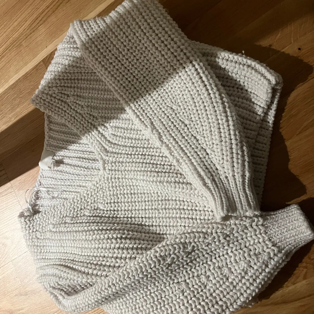Säljer en mysig vit stickad tröja från h&m.Tröjan är v ringad och långa ärmar, perfekt för kyliga dagar. Den är både stilren och bekväm, ett måste i garderoben! 🤍. Neuletakit & Villapaidat.