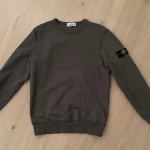 Stone Island crewneck - Stone island junior, men passar som en XS/S, Modellen är 180. Bra skick, Pris ej hugget i sten