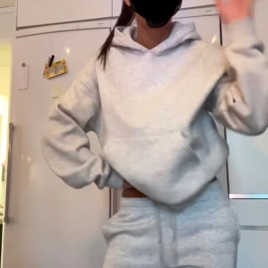 Grå hoodie från Gina - Grå hoodie från gina som är nästa helt ny