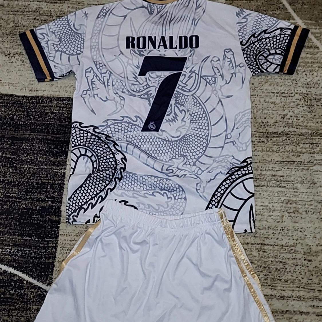 Vit Real Madrid fotbollströja med drakmönster. Cristiano Ronaldo nummer 7 - 1