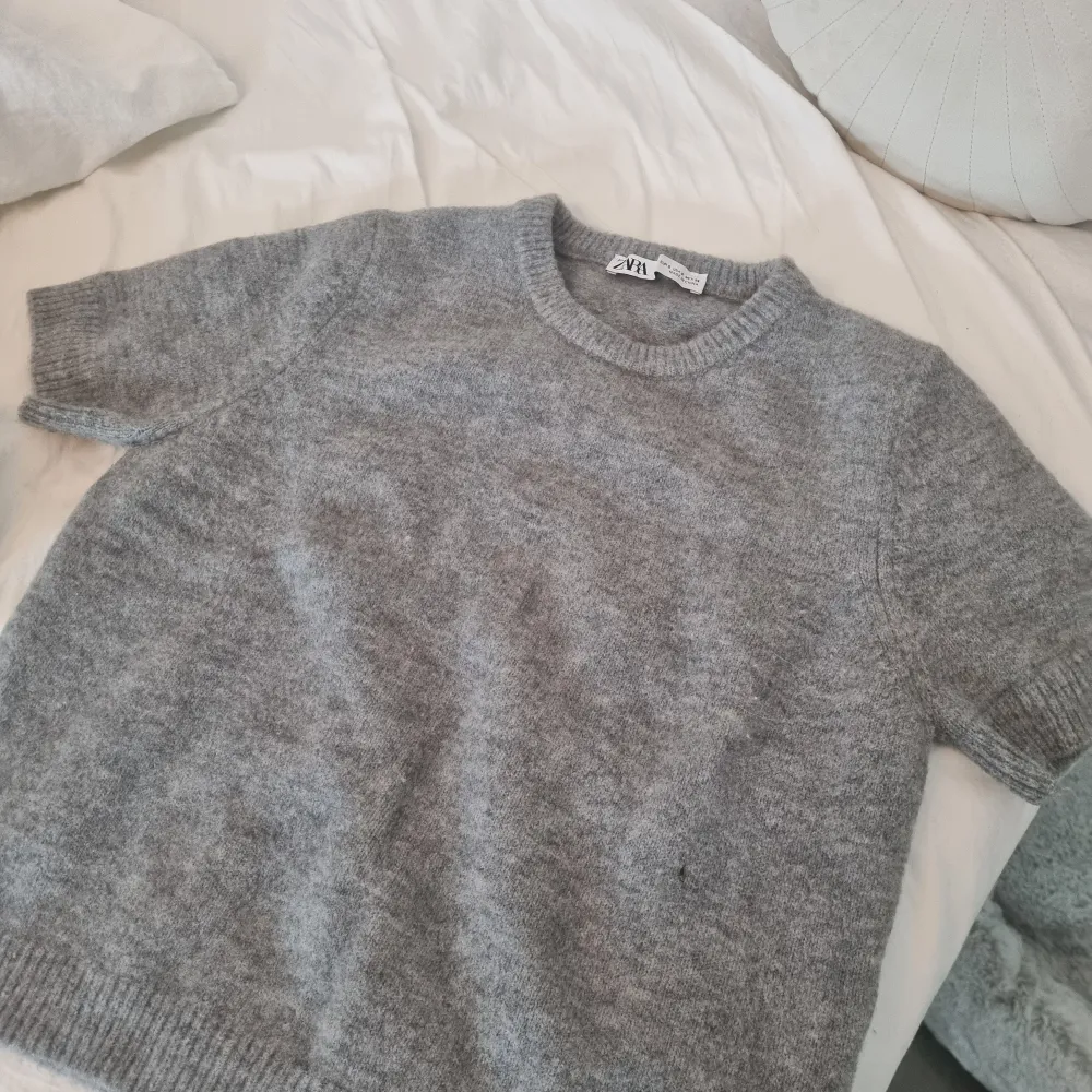 Säljer nu en grå stickad tröja från märket Zara. Storlek S och är kortärmad men tjock. Gosig i materialet. Skriv för frågor eller bilder 💓. Neuleet.