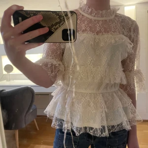 Vit spetsblus med volanger - Säljer en superfin blus i väldigt fint skick! Slutsåld online 💞💞